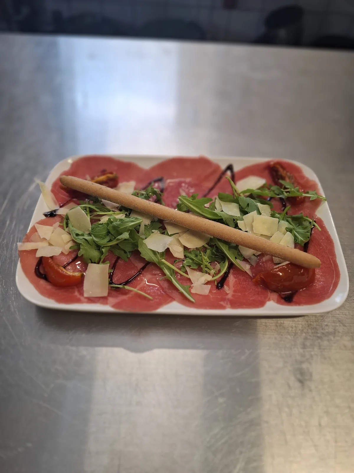 Carpaccio de bœuf, roquette et copeaux de parmesan — La Grillade Fagnarde
